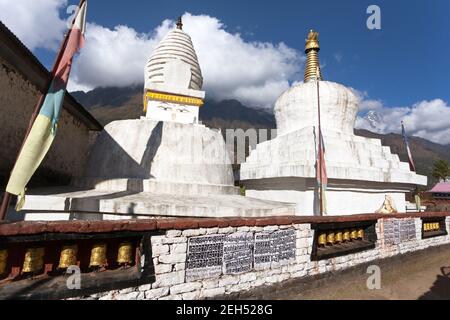 Stupa mit Gebetsfahnen und Rädern auf dem Weg von Lukla nach Namche Bazar in chauricharka in der Nähe von chheplung Dorf - nepal Stockfoto