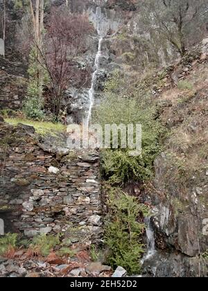 Einer der vielen kleinen Wasserfälle in den Schieferhügeln Mittelportugal Stockfoto