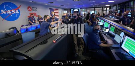 Pasadena, Vereinigte Staaten Von Amerika. Februar 2021, 18th. Mitglieder des NASA Perseverance Mars Rover Mission Teams reagieren mit Freude, als die Sonde erfolgreich auf der Oberfläche des Mars im NASA Jet Propulsion Laboratory 18. Februar 2021 in Pasadena, Kalifornien, landet. Quelle: Planetpix/Alamy Live News Stockfoto