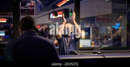 Pasadena, Vereinigte Staaten Von Amerika. Februar 2021, 18th. Perseverance Flight Director Magdy Bareh und Mitglieder des NASA Perseverance Mars Rover Missionsteams reagieren mit Freude, als die Sonde erfolgreich auf der Oberfläche des Mars im NASA Jet Propulsion Laboratory 18. Februar 2021 in Pasadena, Kalifornien, landete. Quelle: Planetpix/Alamy Live News Stockfoto