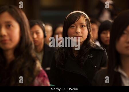 Chinesische Studenten hören Präsident Barack Obama während einer Ratssitzung am 16. November 2009 im Shanghai Museum of Science and Technology in Shanghai, China, zu Stockfoto
