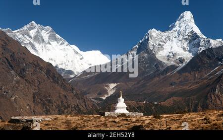 AMA Dablam und Lhotse mit Stupa auf dem Weg nach Mount Everest Basislager - Nepal Stockfoto