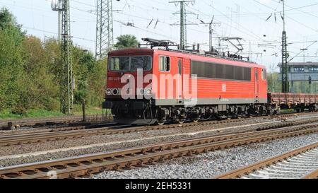 Eine elektrische Schwerlastlokomotive der Baureihe 155 mit Güterwagen in Köln-Gremberg, Deutschland, Europa Stockfoto
