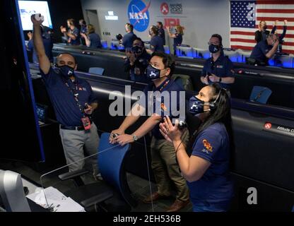 Pasadena, Vereinigte Staaten Von Amerika. Februar 2021, 18th. Mitglieder des NASA Perseverance Mars Rover Mission Teams reagieren mit Freude, als die Sonde erfolgreich auf der Oberfläche des Mars im NASA Jet Propulsion Laboratory 18. Februar 2021 in Pasadena, Kalifornien, landet. Quelle: Planetpix/Alamy Live News Stockfoto