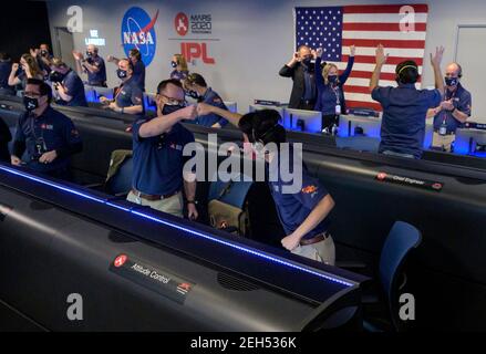 Pasadena, Vereinigte Staaten Von Amerika. Februar 2021, 18th. Mitglieder des NASA Perseverance Mars Rover Mission Teams reagieren mit Freude, als die Sonde erfolgreich auf der Oberfläche des Mars im NASA Jet Propulsion Laboratory 18. Februar 2021 in Pasadena, Kalifornien, landet. Quelle: Planetpix/Alamy Live News Stockfoto