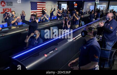 Pasadena, Vereinigte Staaten Von Amerika. Februar 2021, 18th. Mitglieder des NASA Perseverance Mars Rover Mission Teams reagieren mit Freude, als die Sonde erfolgreich auf der Oberfläche des Mars im NASA Jet Propulsion Laboratory 18. Februar 2021 in Pasadena, Kalifornien, landet. Quelle: Planetpix/Alamy Live News Stockfoto