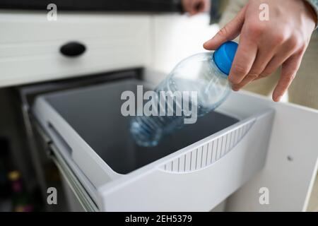 Flaschen-Papierkorb In Der Küche. Sortierung Von Kunststoffabfällen Stockfoto