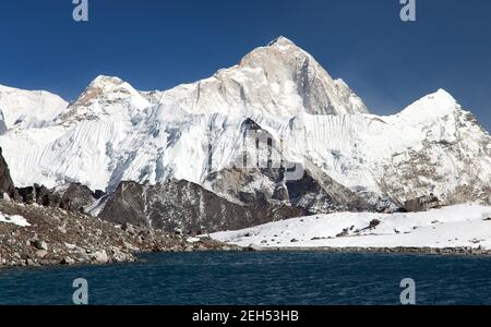 Panoramablick auf den Mount Makalu über dem See in der Nähe von Kongma La Pass, drei Pässe Trek, Weg zum Everest Basislager, Khumbu Tal, Sagarmatha Nationalpark Stockfoto