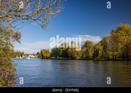 Englisches Landdorf und Herbstbäume an der Themse Stockfoto