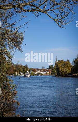 Englisches Landdorf und Herbstbäume an der Themse Stockfoto