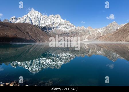 Dudh pokhari Gokyo See und Phari Lapche Gipfel - Gokyo - Weg zum Cho Oyu Basislager - Nepal Stockfoto