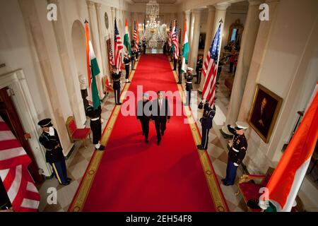 Präsident Barack Obama und Premierminister Manmohan Singh aus Indien gehen die Kreuzhalle entlang, während die offizielle Zeremonie zur Ankunft des Staates im Ostsaal des Weißen Hauses am 24. November 2009 beginnt. Stockfoto