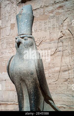 Horus von Edfu genannt Hor-Behdeti Statue, eine Granite Skulptur des Falken Gottes trägt die Kronen von Ober-und Unterägypten am Tempeleingang Stockfoto