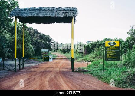 Masindi, Uganda - Juli 17 2011: Murchison Falls National Park Kichubanyobo Entrance Gate in Afrika Stockfoto