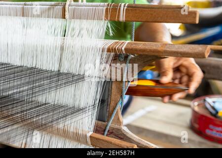 Seidenbaumwolle auf dem manuellen Holzwebstuhl weben. Stockfoto