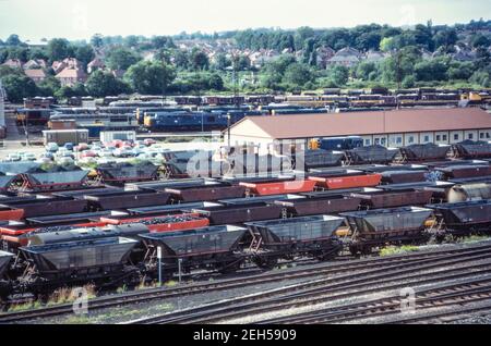 1988 Toton Sidings Toton Nottingham - Güterzüge in Bahngleisen am Standort Toton Sidings geplant East midland hs2 Rail Hub. Allgemeine Abstellgleise lagern stationäres Rollmaterial, insbesondere zum Be- und Entladen. Long eaton Nottinghamshire Erewash East Midlands England GB UK Europe Stockfoto