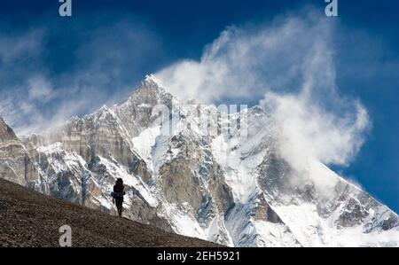 Oben auf Lhotse und Nuptse mit Sturm, Turist und Schneewolken auf der Spitze Stockfoto