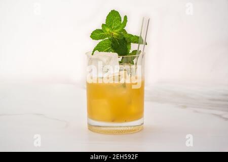 Mai Tai Cocktail und Tiki Drink garniert mit einem Zweig Von Mint auf weißem Hintergrund Stockfoto