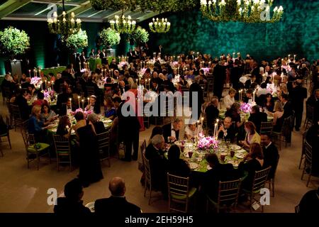 Blick in das Zelt, in dem Präsident Barack Obama und First Lady Michelle Obama ein Staatsessen zu Ehren des indischen Premierministers Manmohan Singh und seiner Frau Gursharan Kaur veranstalteten, 24. November 2009. Stockfoto