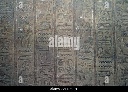 Alte ägyptische Hieroglyph Wand Inschrift Hintergrund aus Edfu-Tempel, ein alter Hieroglyphen Text Stockfoto