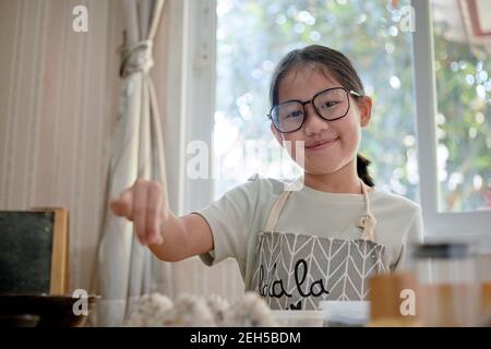 Ein Mädchen, das ein hausgemachtes Onigiri macht Stockfoto