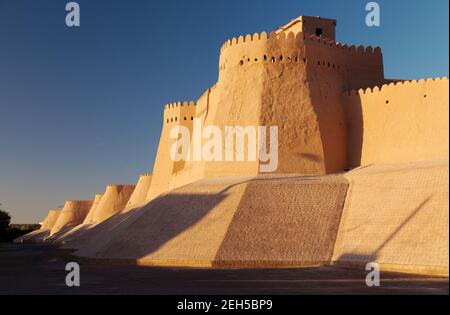 Mauer von Itchan Kala (Ichon Qala) - Chiwa (Chiva, Heva, Xiva, Chiwa, Khiveh) - Provinz Xorazm - Usbekistan - Stadt an der Seidenstraße Stockfoto