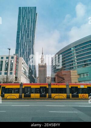 Warschau November 10 2019 Gelbe Straßenbahn vor dem Palast Kultur und Wissenschaft zwischen Unternehmensgebäuden Stockfoto