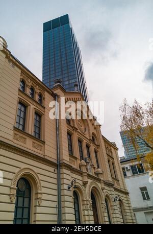 Warschau November 10 2019 High Corporate Cosmopolitan Wolkenkratzer über jüdisch Synagoge Stockfoto