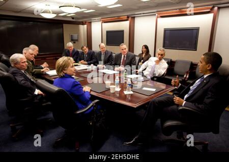 Präsident Barack Obama bei einem NSC-Treffen im Situationsraum. Zu den Teilnehmern gehören Außenministerin Hillary Rodham Clinton, Verteidigungsminister Robert Gates, stellvertretender Vorsitzender der Generalstabschefs James Cartwright, DNI Dennis Blair, Counsel des Weißen Hauses Greg Craig, CIA-Direktor Leon Panetta, stellvertretender nationaler Sicherheitsberater Tom Donilon, NSC-Berater General James 'Jim' Jones, Und Stabschef Rahm Emanuel 3/16/09. Offizielles weißes Haus Foto von Pete Souza Stockfoto