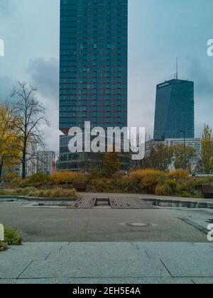 Warschau November 10 2019 kleiner Park im Stadtzentrum in Vorderseite von zwei hohen Wolkenkratzern Stockfoto