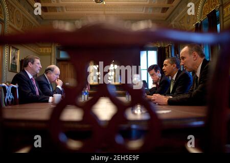 Präsident Barack Obama trifft den Vorsitzenden des Haushaltsausschusses des Senats, Senator Kent Conrad (D-ND), den Vorsitzenden des Haushaltsausschusses des Repräsentantenhauses, Rep. John Spratt Jr. (D-SC), den Direktor des Verwaltungsbüros und des Haushaltsausschusses, Peter Orszag, und den Assistenten des Präsidenten für Legislative Angelegenheiten, Phil Schiliro, 17. März 2009. Stockfoto