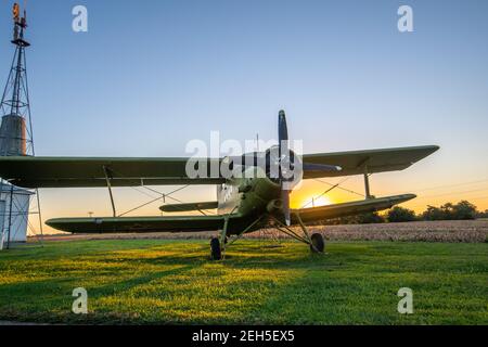 Sonnenuntergang hinter dem Doppeldecker am Flughafen Massey, Massey, MD Stockfoto