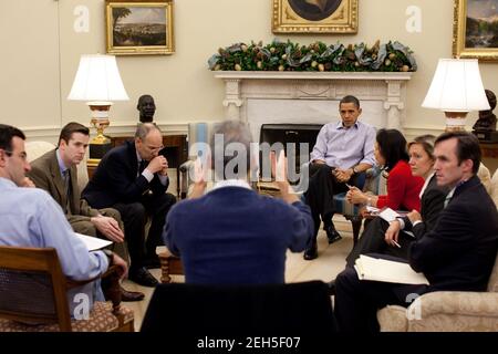 Präsident Barack Obama preps mit Mitarbeitern für ein anstehendes Gesundheitstreffen mit US-Senatoren im Oval Office, 5. Dezember 2009. Stockfoto