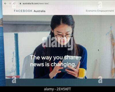 Ein Screenshot zeigt einen Browser mit einer Facebook-Webseite in Australien. Der Social-Media-Riese kündigte an, dass es Menschen und Verleger daran hindern würde, Nachrichten-Links in Australien zu teilen oder anzusehen. Der Schritt, der sofort in Kraft gesetzt wurde, war eine Reaktion auf einen Gesetzesvorschlag der australischen Wettbewerbs- und Verbraucherkommission, die verlangen würde, dass Tech-Unternehmen mit Medienverlagen verhandeln und sie für die Inhalte, die auf ihren Seiten erscheinen, entschädigen würde. (Foto von Samuel Rigelhaupt / Sipa USA) Stockfoto