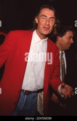 Joel Schumacher besucht die 'Flatliners' Hollywood Premiere am 6. August 1990 im Mann's Chinese Theatre in Hollywood, Kalifornien. Quelle: Ralph Dominguez/MediaPunch Stockfoto