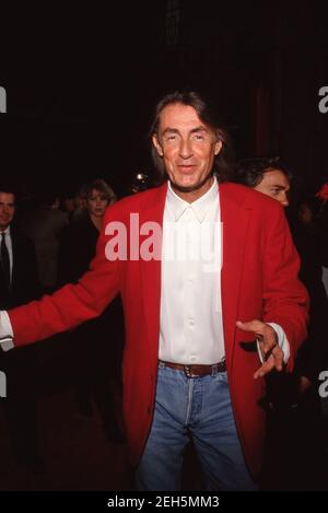 Joel Schumacher besucht die 'Flatliners' Hollywood Premiere am 6. August 1990 im Mann's Chinese Theatre in Hollywood, Kalifornien.Quelle: Ralph Dominguez/MediaPunch Stockfoto