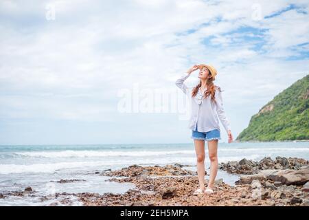 Frau wirft Handy in den Strand. Stockfoto