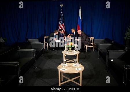 Präsident Barack Obama spricht privat mit dem russischen Präsidenten Dmitri Medwedew nach einem offiziellen bilateralen Treffen während der UN-Klimakonferenz im Bella Center in Kopenhagen, Dänemark, am 18. Dezember 2009. Stockfoto