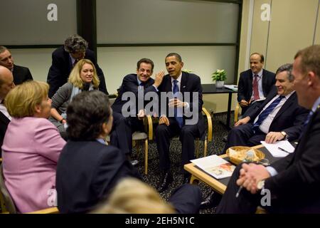 Der französische Präsident Nicolas Sarkozy klopft Präsident Barack Obama während eines Briefings mit europäischen Staats- und Regierungschefs, darunter dem britischen Premierminister Gordon Brown, dem schwedischen Premierminister Fredrik Reinfeldt, der deutschen Bundeskanzlerin Angela Merkel, dem Präsidenten der Europäischen Union, José Manuel Barroso, Und der dänische Ministerpräsident Lars L. Rasmussen nach einem multilateralen Treffen auf der UN-Klimakonferenz in Kopenhagen, Dänemark, am 18. Dezember 2009. Stockfoto