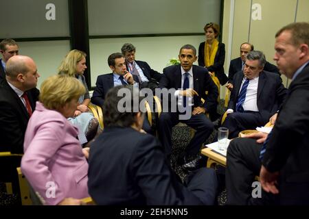 Präsident Barack Obama informiert die europäischen Staats- und Regierungschefs, darunter den britischen Premierminister Gordon Brown, den französischen Präsidenten Nicolas Sarkozy, den schwedischen Premierminister Fredrik Reinfeldt, die deutsche Bundeskanzlerin Angela Merkel, den Präsidenten der Europäischen Union, José Manuel Barroso, Und der dänische Ministerpräsident Lars L. Rasmussen nach einem multilateralen Treffen auf der UN-Klimakonferenz in Kopenhagen, Dänemark, am 18. Dezember 2009. Stockfoto