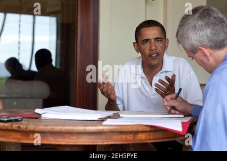 Präsident Barack Obama trifft sich mit Denis McDonough, dem Stabschef des NSC, über die aktuellen Informationen über den versuchten Terroristen am Weihnachtstag. Dieses Briefing fand am 29. Dezember 2009 in Kailua, Hawaii, statt. Der Präsident hat seit dem Vorfall während seines gesamten Urlaubs Aktualisierungen erhalten. Stockfoto