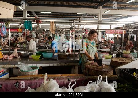 Sadao, Thailand - Juni, 2015: Frau hackt rohes Fleisch mit Axt auf dem Straßenmarkt. Stockfoto