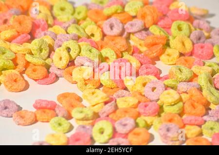 Bunte runde Cerealien auf weißem Hintergrund Stockfoto
