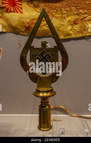 Nazi Standard gefunden in Nazi-Hauptquartier, Kekenferde im Jahr 1946 OnDisplay im REME (Royal Electrical and Mechanical Engineers) Museum, Lyneham, Wiltshire, Großbritannien Stockfoto