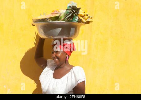 Kolumbien Cartagena Porträt einer Frau aus Palenquera, die auf den Straßen Obst verkauft. Stockfoto