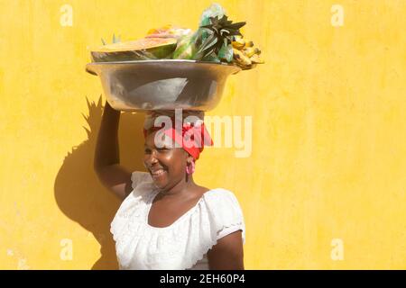 Kolumbien Cartagena Porträt einer Frau aus Palenquera, die auf den Straßen Obst verkauft. Stockfoto