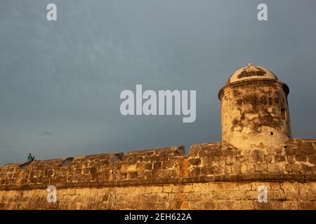 Colombia Cartagena Mann Sitzt Auf Alten Kolonialen Stadtmauern Bei Sonnenuntergang Stockfoto