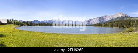 Ein Panoramablick auf einen See in Kananaskis Country westlich von Calgary, Alberta, Kanada in den Ausläufern der kanadischen Rockies Stockfoto