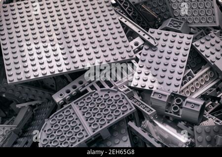 Tambow, Russische Föderation - 05. Februar 2020 Hintergrund von grauen Lego-Blöcken, Ziegel, Stücke und Grundplatten. Stockfoto