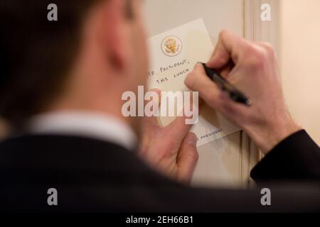 Der stellvertretende Direktor des Oval Office Operations Brian Mosteller schreibt eine Notiz an Präsident Barack Obama während seines CEO Lunch im Old Family Dining Room des Weißen Hauses, 4. Februar 2010. Stockfoto